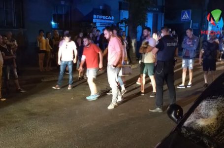 Після півночі у центрі Тернополя двоє молодиків потрапили під колеса легківки (Відео)