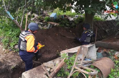 У тернопільських піротехніків насичений день. Викопують другу гранату (Фото)