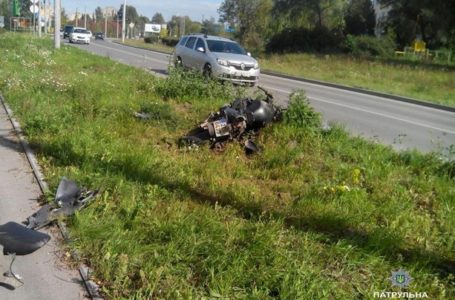 У Тернополі ледь не розбився мотоцикліст та пасажир: обоє в реанімації (Фото. ОНОВЛЕНО)