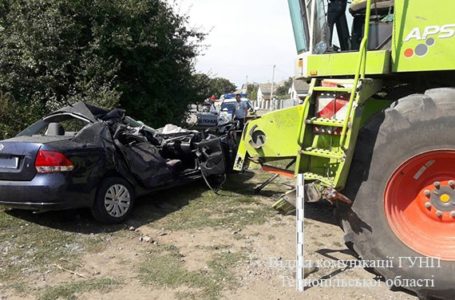 На  Тернопільщині комбайн в’їхав в іномарку. Постраждали діти