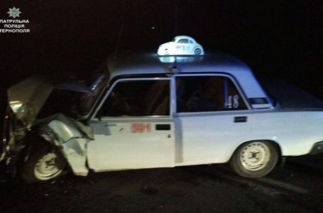 На Тернопільщині «швидка» злетіла з дороги через таксиста (Фото)