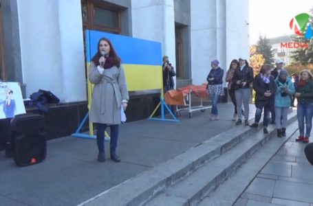 Під стінами Тернопільської ОДА встановили «Вільний мікрофон» (Наживо)