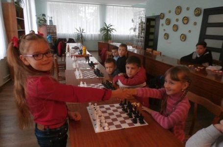 Стратегія перемоги: другокласниця з Тернопільщини дивує грою з шахів