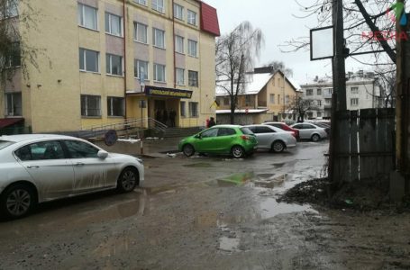 Під Тернопільським міськрайонним судом – обшук (Фото)