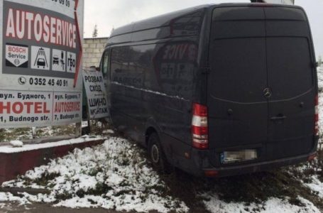 На Дружбі мікроавтобус розтрощив рекламну вивіску
