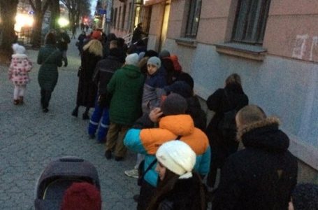 Тернополяни стоять у довгих чергах за подарунками (Фото)