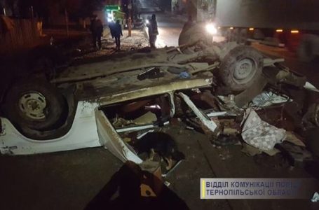 Врізався в бордюр і перекинувся. У селі Товсте “занесло” ВАЗ (Фото)