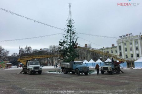 У центрі Тернополя демонтують головну ялинку (Фото)