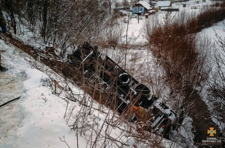На Чортківщині в обрив разом із фурою злетіли водій та пасажир (Фото)