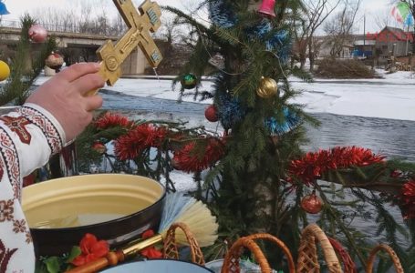 Водосвяття у селі Переволока: соснова брама на Стрипі та голуби (Відео)