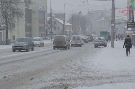 Дороги Тернополя засипає снігом (Відео)
