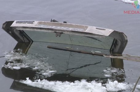 Водій автівки, яка провалилась під кригу, намагався вилізти через багажник (Відео)