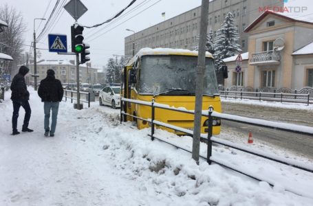 На Бандери маршрутка врізалася в огорожу й застрягла в снігу (Фото)