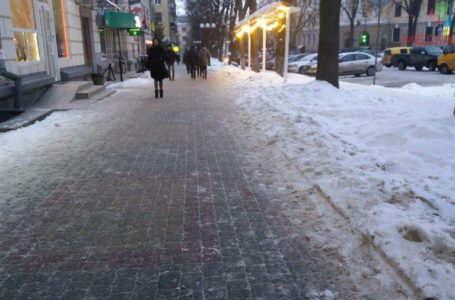 Екс-депутата, якого підрізали в центрі, оперують (Фото)