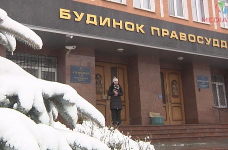 Жінка, яка голодувала під стінами тернопільського суду, поїхала додому