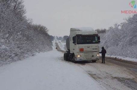 Засніженими дорогами Тернопільщини заносить автівки (Відео)
