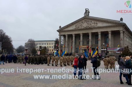 На Театральному майдані – півсотні добровольців (Фото)