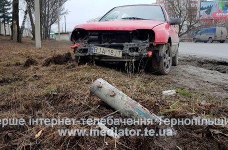 На об’їзній водій на «бляхах» збив дорожній знак і втік (Фото)