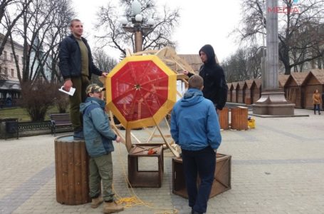 У Тернополі встановлюють величезну писанку з ниток