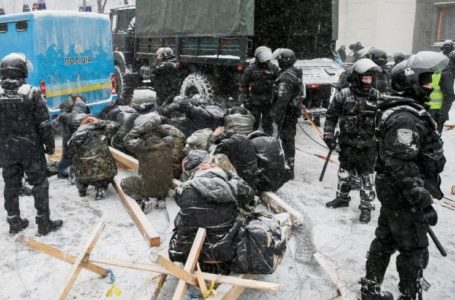 Двоє АТОвці з Тернопільщини повернули президенту нагороди