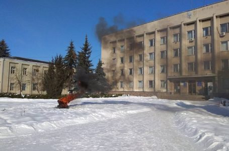 Під Бережанською РДА горять шини (фото)