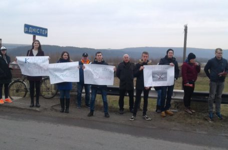 Близько півсотні людей вийшли з плакатами на берег Дністра