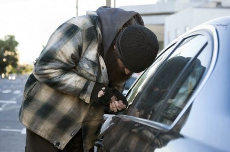 На Кременеччині викрасти автівку злочинцю завадив ключ
