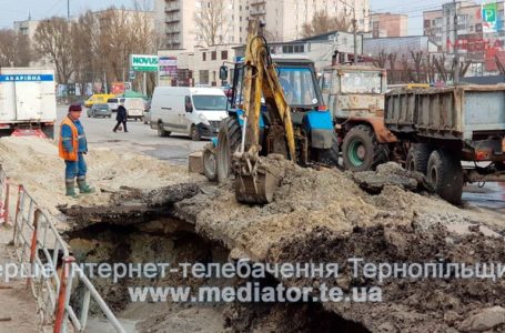 Через прорив труби біля автовокзалу ускладнений рух транспорту (Фото)