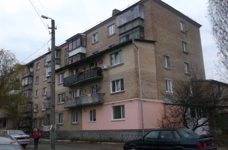 У Бучачі жінка перехилилася через поручні та впала на дах