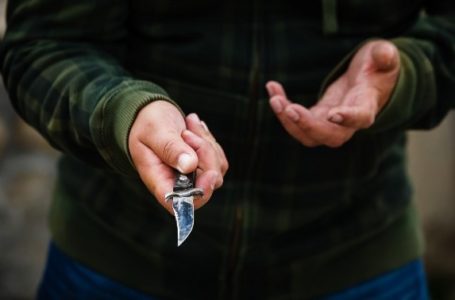 На Тернопільщині жінка порізала пенсіонера за домагання 10-річної дочки