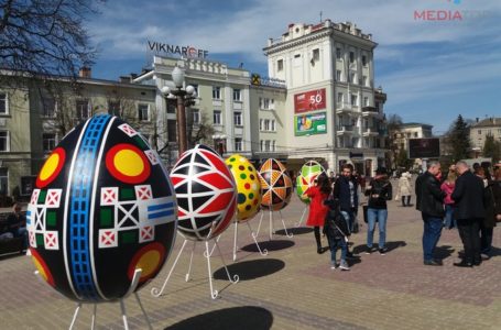 У центрі Тернополя встановили велетенські писанки