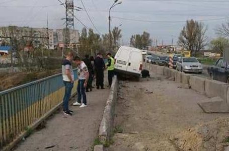 На об’їзній Тернополя мікроавтобус вилетів на тротуар (Фото)