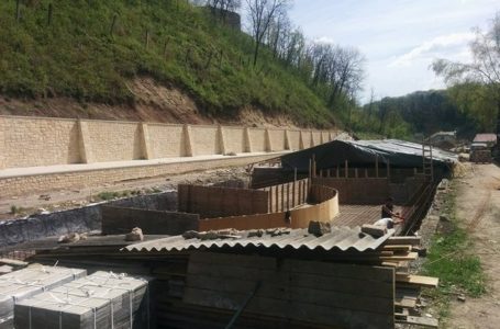 У Теребовлі під замковою горою можна буде плавати в басейні (Фото)
