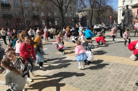 У Тернополі біля Архикатедрального собору і діти, і дорослі водили гаївки