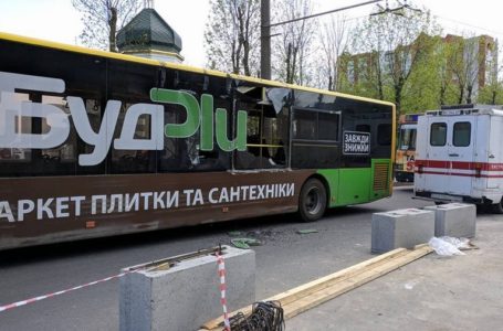 Перекрили дорогу: на Дружбі зіткнулися «швидка» і автобус (Фото)