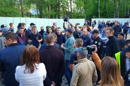 Тернопільським активістам погрожують, тому вони скликають віче