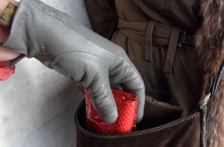 Вдаючи, що просить милостиню, жителька Підгаєчинни, грабувала пенсіонерів