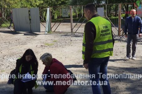 Поліцейські описують пошкодження будмайданчика у тернопільському парку (Фото)