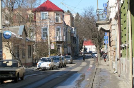 Тернополяни голосують за демонтаж дорожнього знака у центрі міста