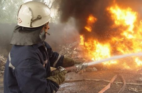 У Ланівцях на складі згоріли 3 тонни одягу та взуття