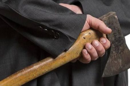 У Тернополі власнику квартири погрожував чоловік із сокирою