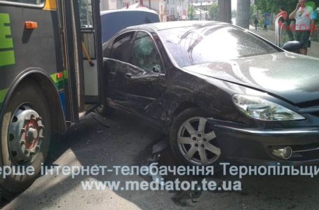 На Бандери тролейбус в’їхав у іномарку (Фото)