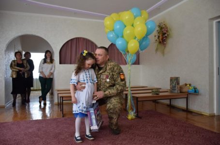 Тернопільський атовець зустрівся з дівчинкою, малюнок якої став його оберегом