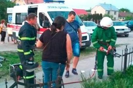 У Кременці 6-річний велосипедист наскрізь проткнув підборіддя, бо наїхав на металевий паркан (Фото)
