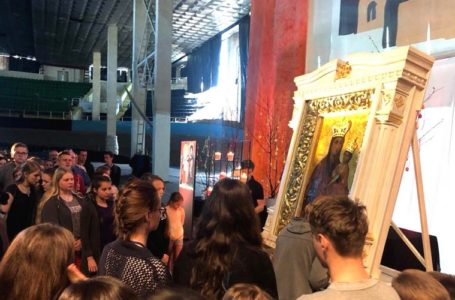 Молодь з Європи молилась перед Зарваницькою Чудотворною іконою