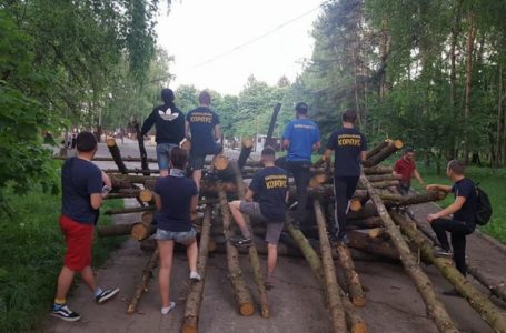 Забарикадували всі під’їзди: тернополяни зупинили будівництво у парку Нацвідродження (Відео)