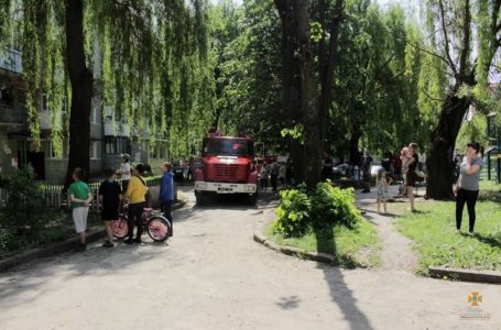 У Тернополі з палаючої квартири врятували чоловіка (Фото)