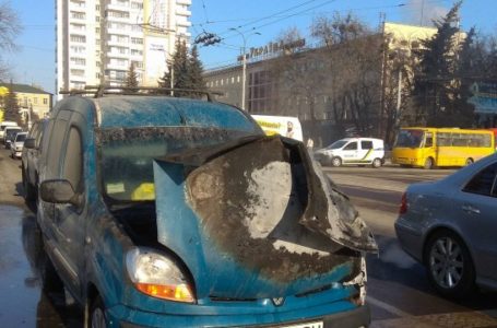 На Тернопільщині в гаражі згорів мікроавтобус