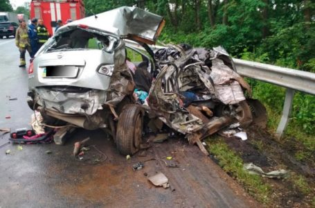 Двоє загиблих та двоє травмованих: на Тернопільщині ДТП з військовим автомобілем (Фото)