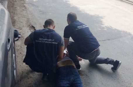 У Тернополі посадовці вимагали тисячу доларів за працевлаштування фельдшером